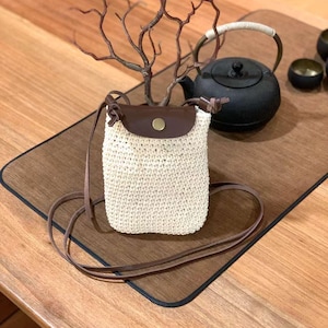 Gehäkelte Handytasche mit echtem Lederriemen - Kleine Umhängetasche mit Futter, ideales Geschenk für Teenager-Mädchen