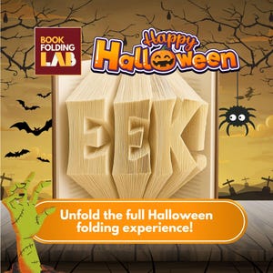 Può includere: Un progetto di piegatura di libri a tema Halloween con la parola "EEK" scolpita dalle pagine. L'immagine presenta uno striscione "Happy Halloween", pipistrelli, un ragno e una mano di zombi. Il testo recita "Unfold the full Halloween folding experience!"