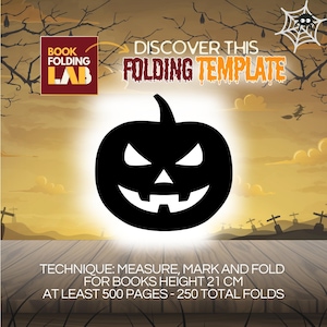 Può includere: Una zucca nera con occhi bianchi e una bocca sorridente è il punto focale di questa immagine a tema Halloween. Il testo recita "SCOPRI QUESTO MODELLO DI PIEGATURA" e "TECNICA: MISURA, SEGNA E PIEGA PER LIBRI ALTEZZA 21 cm".