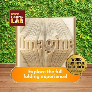 Può includere: Un libro aperto con la parola "Imagine" formata dalle sue pagine. L'immagine mostra il libro con il testo "Esplora l'esperienza di piegatura completa!" e "Certificato di parola incluso".