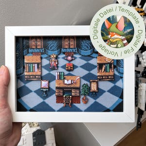 Könnte beinhalten: Ein gerahmtes Pixel-Art-Diorama mit einer detaillierten Innenszene mit Schreibtisch, Bücherregalen und Charakteren. Das Kunstwerk ist in einem weißen Rahmen gehalten, mit einem kreisförmigen Grafik-Element oben rechts mit der Aufschrift "Digital File / Vorlage - Digital Datei".