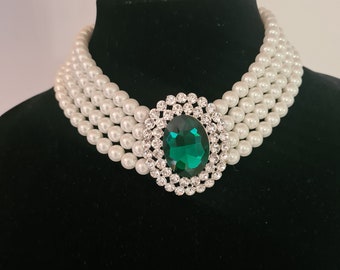 Collier émeraude princesse Diana, famille royale, collier de perles blanches, tour de cou, cristal émeraude