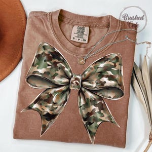 Arco de camuflaje Coquette PNG: Diseño de camiseta de camuflaje de caza (Descarga digital)