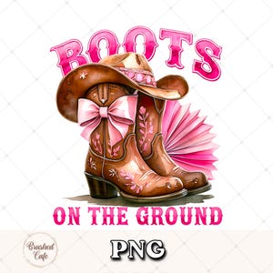 Könnte beinhalten: Rosa und braune Cowboystiefel mit einer rosa Schleife und einem rosa Cowboyhut. Der Text "Boots on the Ground" ist in rosa Buchstaben unter den Stiefeln geschrieben.