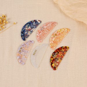 Mini pettine per capelli in acetato personalizzato, pettine tascabile a mezzaluna con iniziali personalizzate per adulti e bambini, regalo per damigelle d'onore in tartaruga marmorizzata