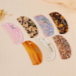 Puede incluir: Conjunto de peines personalizados para el cabello, en varios colores y patrones. Los peines presentan nombres como "Maddie", "Jessica" y "Eva". Fabricados con un material brillante, tienen una forma curvada con dientes finos. Los colores incluyen rosa, marrón, naranja y blanco.