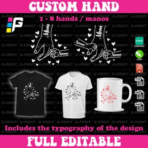 以下が含まれることがあります： 2つの手が互いに握り合っているデジタルデザインで、「ママ」と「名前」の文字がデザインに書かれています。デザインは、黒いTシャツ、白いTシャツ、白いマグカップに表示されています。デザインは完全に編集可能で、タイポグラフィーが含まれています。