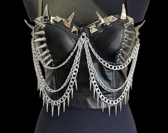 Bustier gothique en similicuir à pointes : chaîne et corset punk croisé
