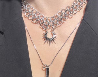 Ras de cou fait main en cotte de mailles en acier inoxydable : collier gothique en couches superposées en acier avec breloque soleil