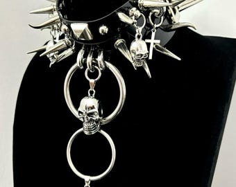 Spiked Goth Punk Choker: Skelett Halsband aus Lackleder