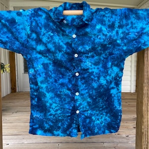 Lightweight Cotton Mens Buttondown Collared Shirt in I Love Blue