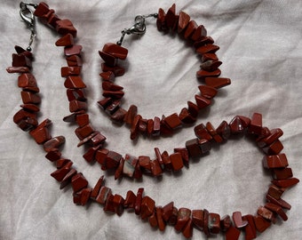 Natürliche rote Jaspis Kristallperlenarmband und Halskette mit hypoallergenem Knebelverschluss aus Edelstahl - handgefertigt