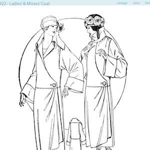Könnte beinhalten: Strichzeichnung von zwei Damenmänteln aus dem Jahr 1922. Die Mäntel haben große Revers und Knopfverschlüsse. Das Bild enthält den Text "Circa 1922 - Ladies' & Misses' Coat" und "SIZE 40" BUST ONLY".