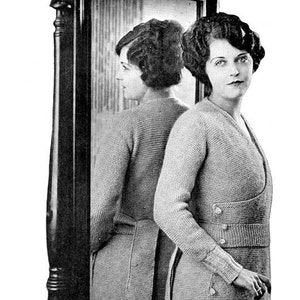 Puede incluir: Una fotografía en blanco y negro de una mujer con un suéter de punto con un diseño envolvente y una bufanda a juego. El suéter tiene botones en la parte delantera y la bufanda tiene borlas. La foto es de un patrón de tejido vintage e incluye el número de patrón "No. 8483".