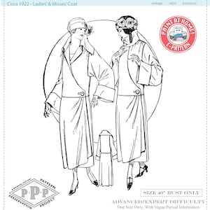 Può includere: Disegno in bianco e nero di due donne con cappotti vintage. I cappotti hanno ampi revers e chiusure con bottoni. L'immagine include il testo "Circa 1922 - Ladies' & Misses' Coat" e "Size 40" Bust Only". È un modello digitale.