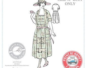 Può includere: Un modello di cucito vintage per un abito color giallo zafferano risalente al 1921 circa. Il modello è per un busto di 101,6 cm ed è considerato di difficoltà avanzata/esperta. Il modello include un disegno a linea di una donna che indossa l'abito, nonché un disegno a linea separato dell'abito stesso. Il modello è etichettato come "Stampa a casa!" e "Modello elettronico".