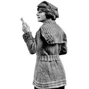 Könnte beinhalten: Ein grauer Strickcardigan mit Matrosenkragen und dekorativen Knöpfen. Der Cardigan hat einen Gürtel und ein gestreiftes Muster an Kragen und Ärmelbündchen.