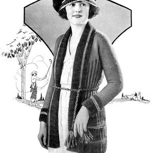 Puede incluir: Una fotografía en blanco y negro de una mujer con un cárdigan de punto con un patrón de rayas contrastantes. El cárdigan tiene un cinturón y una borla. La mujer lleva un sombrero y tiene una expresión seria.