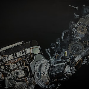 Könnte beinhalten: Ein detailliertes Gemälde eines zerlegten Motors mit verschiedenen Teilen, die auf einem schwarzen Hintergrund verstreut sind. Der Motor ist in Grautönen, Silber und Schwarz mit einigen kupferfarbenen Akzenten bemalt. Das Gemälde fängt die komplizierten Details der Motorbauteile ein, darunter Zahnräder, Kolben und Pleuel.