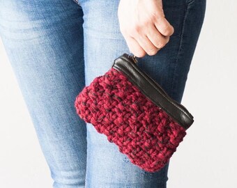 Zipper pouch with yarn and leather in black and oxblood and black, handknitted zip case coin change bag little zipper bag purse credit card