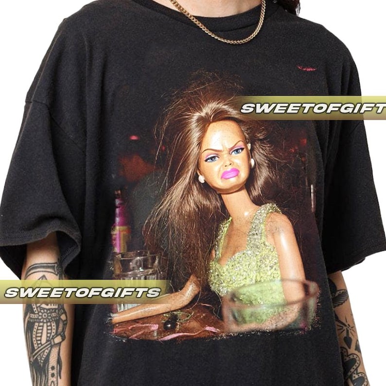 Camiseta con meme de cara de muñeca disgustada, edición limitada, divertida, con gráfico, unisex imagen 1