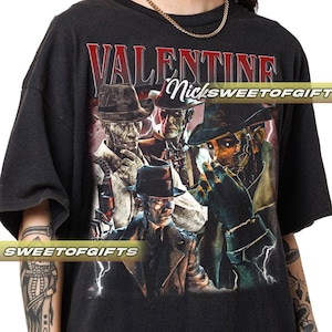 Könnte beinhalten: Schwarzes T-Shirt mit einem Grafikdesign mit dem Wort "VALENTINE" in Rot und einer Collage von Figuren mit Hüten. Das Design enthält den Text "NickSWEETOFGIFT" und "SWEETOFGIFTS".