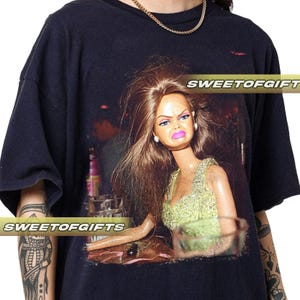 Camiseta con meme de cara de muñeca disgustada, edición limitada, divertida, con gráfico, unisex imagen 2