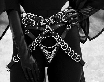 TRIPLE MAZE BELT: Leather waist & hip harness made of 5 D-ring straps