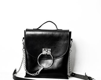 NOIR O-RING BAG: Leather handbag with crossbody shoulder strap, O-ring and chain