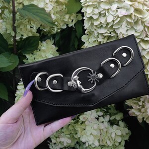 BILLETERA DE PULSERA CELESTIAL: Cartera de pulsera de cuero genuino con correa de mano y detalle de media luna