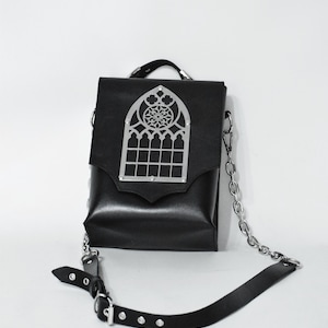 BOLSO ARCO CATEDRAL: Bolso bandolera de piel con asa de cadena y asas superiores