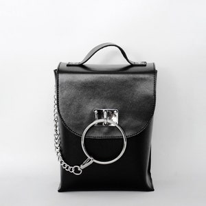 BOLSO Y MOCHILA NOIR: Minibolso de hombro de piel con correa de asa superior y anilla en O