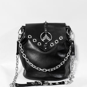 BOLSO POLILLA: Bolso de piel con asa de cadena/piel y colgante de polilla de metal