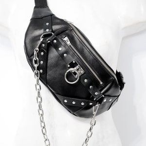BOLSA DE RIÑONERA PHERIN: Riñonera de piel con cadena y anilla, color negro y plata