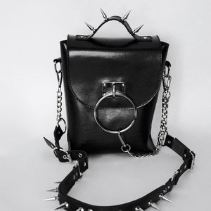 BOLSO NOIR CON PUNTAS: Bolso de piel con asa superior, correa de hombro con punteras y detalle de cadena con anilla en O