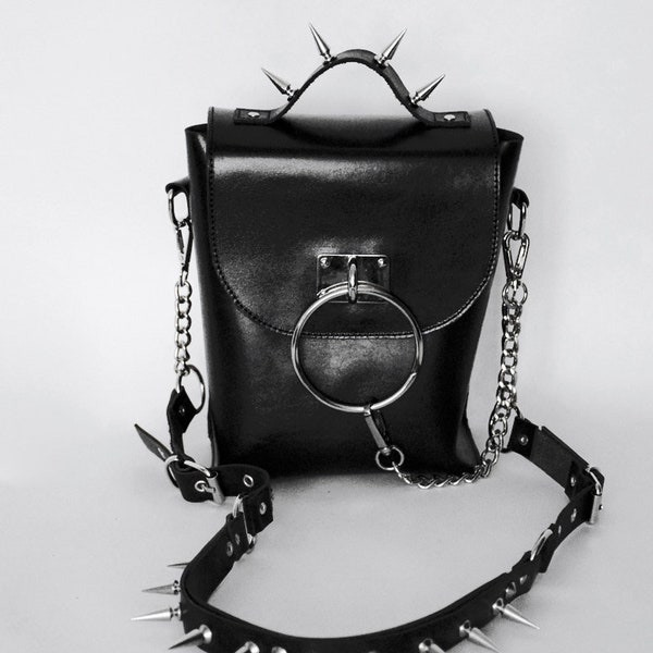 NOIR スパイク付きレザートップハンドルバッグ：Oリングチェーンディテール
