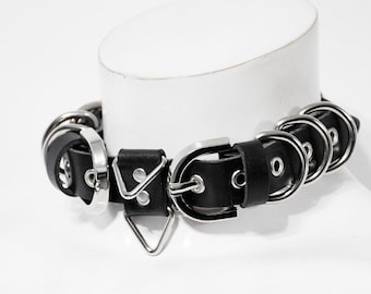 MAZE D-RING CHOKER: Leather eyelet collar with buckle and triangles