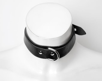 HAVANA CHOKER: Unisex leather collar decorated with D-ring and buckle closure