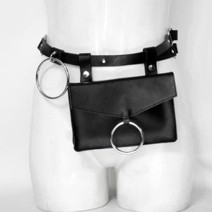 SOMBRENIGHT BAG & BELT: Oリングベルト付きレザーハンドバッグ