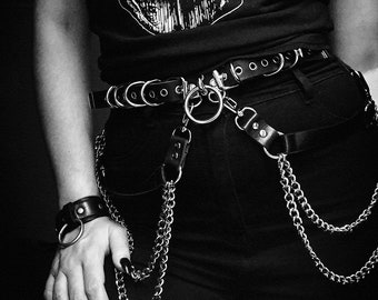 LIAN BELT: Leather belt with metal chains, D-rings and big O-ring
