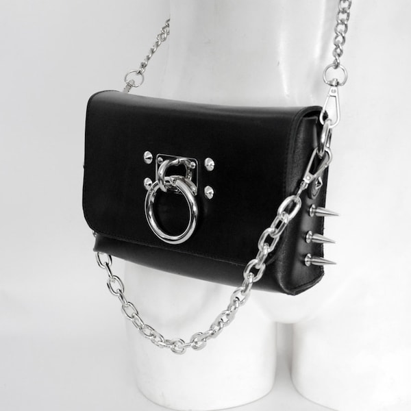 KAJAN SPIKED BAG: Lederbörse mit Spikes, Kettenhenkel und Gürtellasche