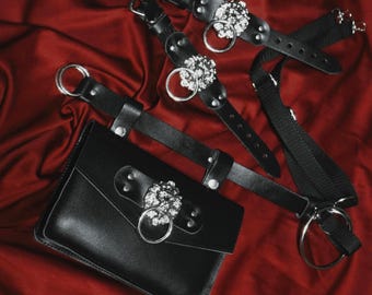 LION BAG & BELT: Leather purse with lion's head detail and O-ring belt