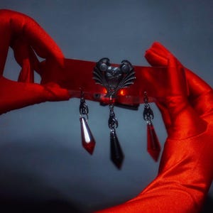 GARGOLA: Gargantilla de pvc negra o roja con cristales y pequeños murciélagos de metal