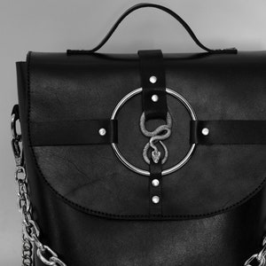 BOLSO SERPIENTE NOIR: Bolso/mochila de piel con asa de cadena y símbolo de serpiente