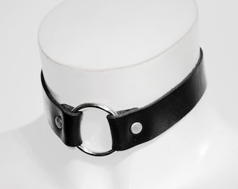 O-RING CHOKER: Unisex leather collar with O-ring and snap closure