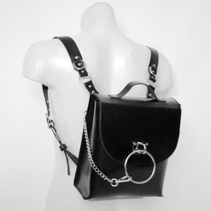 MOCHILA NOIR: Mochila de piel negra con anilla, arnés y cristales