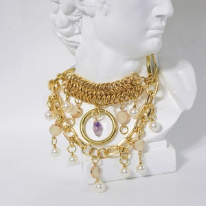 VIZANTIA GOLDEN CHOKER: Collana in maglia di maglia intrecciata a mano con pietra di ametista e perle finte