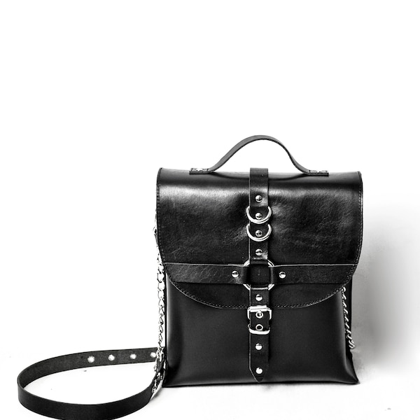 NOIR HARNESS BAG: クロスボディショルダーストラップとDリングバックルハーネスを備えたレザーハンドバッグ