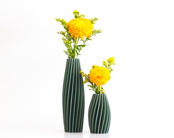 Twist Vase – Bei dem Produkt handelt es sich um eine 3D-gedruckte Vase aus nachhaltigen Materialien mit einem verdrehten Design, das ein Gefühl von Bewegung vermittelt.