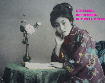 Carte postale anachronique "Stressed. Depressed. But well dressed."